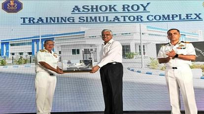 Indian Navy: रक्षा सचिव अरमाने ने एआरटीएससी का किया उद्घाटन, नौसेना कर्मचारियों को प्रशिक्षण में मिलेगी मदद State-of-the-art simulator complex inaugurated by Defence Secretary Giridhar Aramane at INS Rajali Arakkonam
