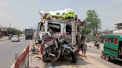 Unnao: Truck collided with dumper, driver and owner died