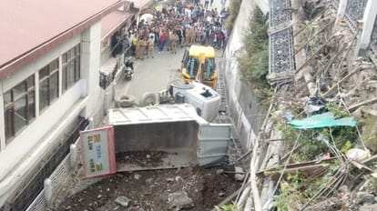Mussoorie: Truck fell From Mall Road to Doon road two people including driver injured many vehicles damaged