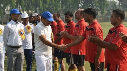 Mau: वाराणसी जोन की पुलिस हॉकी प्रतियोगिता का आईजी आजमगढ़ ने किया शुभारंभ IG Azamgarh Akhilesh kumar inaugurated police hockey competition of Varanasi Zone