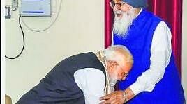 Parkash Singh Badal Died: When PM Modi touched the feet of Prakash Singh on the land of Kashi, this picture we