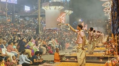 Varanasi: नक्सली हमले में शहीद जवानों की याद में दीपदान, गंगा आरती में पहुंचे दक्षिण कोरिया के राजदूत Deepdaan for martyred in dantewada Naxalite attack in ganga arrti in varanasi