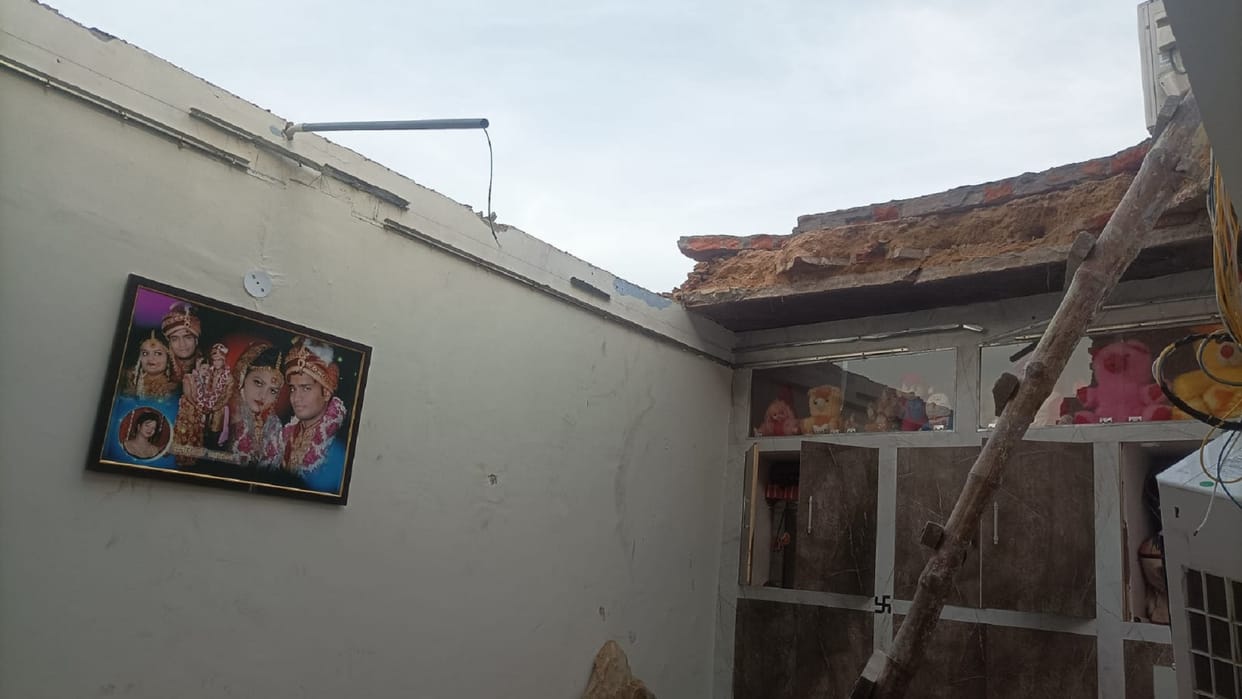 Big accident in Agra Roof of House Collapsed in Kheragarh Of Agra many children died