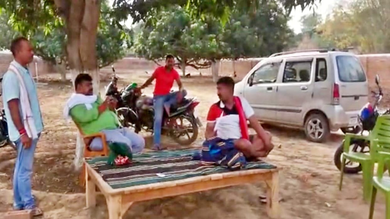 Bihar Crime Four lakh rupees looted from the Munshi of Balu Ghat in Jamui