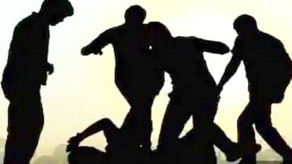 Hathras News: दुकानदार ने मांगे बियर के पैसे, दो युवकों के साथ आए सात लोगों ने पीटा Shopkeeper beaten up for asking for beer money
