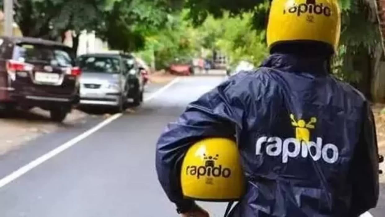 VIDEO: Woman jumped from moving bike, rider was trying to snatch her phone on the pretext of OTP