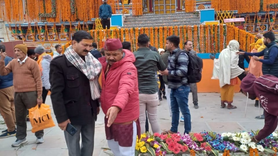 Badrinath Dham decorated with 25 quintal flowers on occasion of portals opening on 27th April