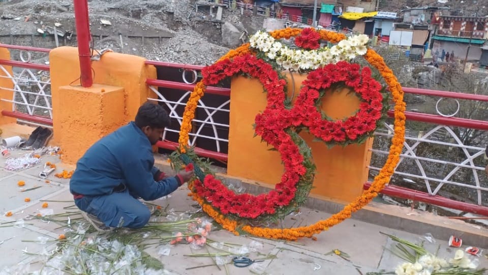 Badrinath Dham decorated with 25 quintal flowers on occasion of portals opening on 27th April