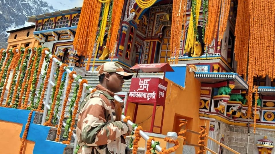 Badrinath Dham decorated with 25 quintal flowers on occasion of portals opening on 27th April