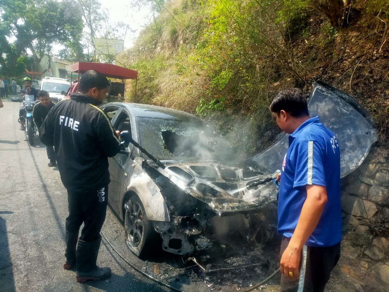 Car caught fire passengers saved their lives by jumping Nainital Accident Uttarakhand news in hindi