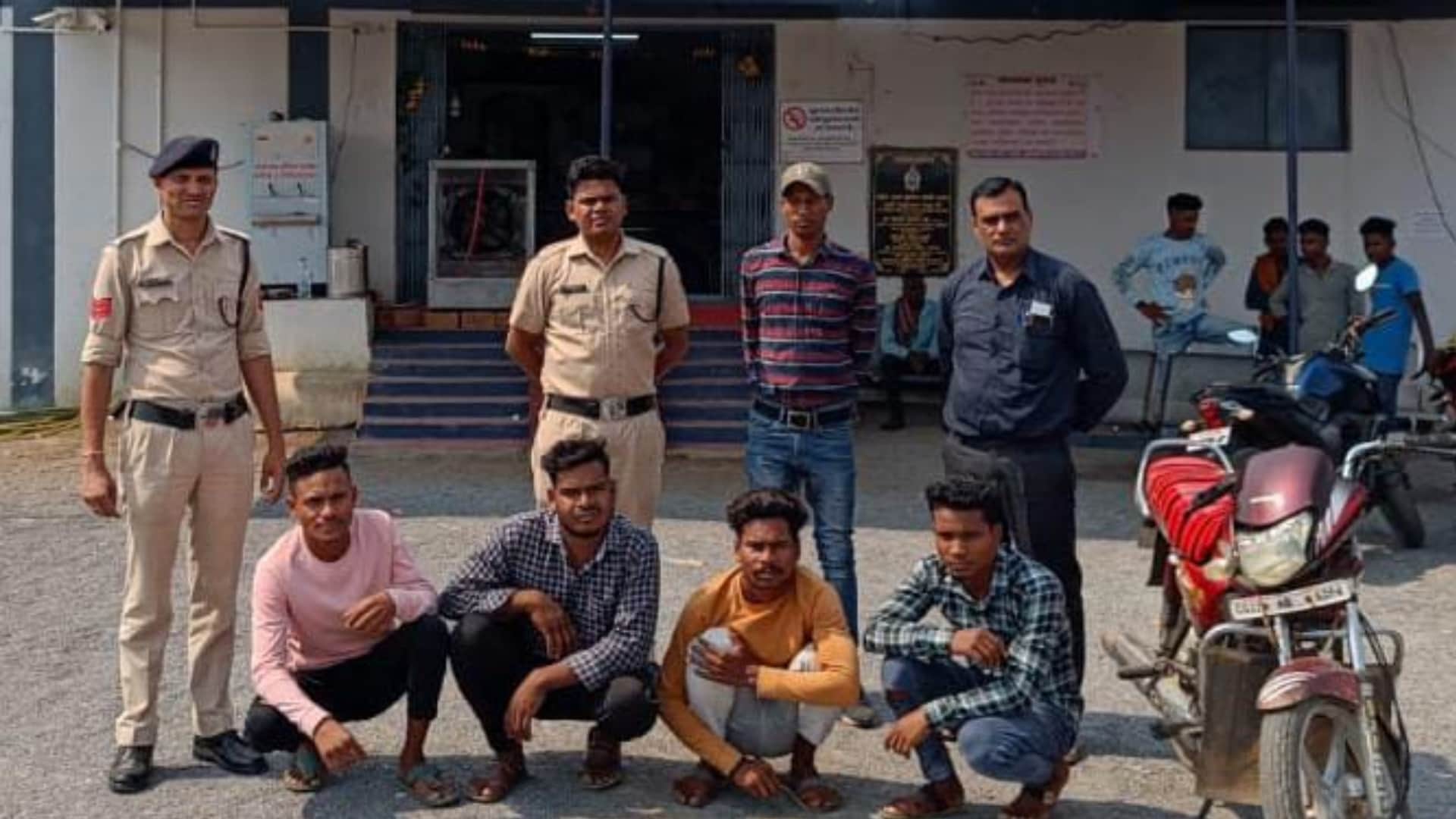 पुलिस गिरफ्त में आरोपी।