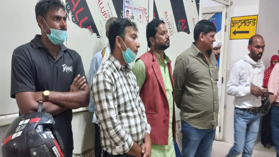 E rickshaw agency operator shot by AAP leader domineering son in Agra