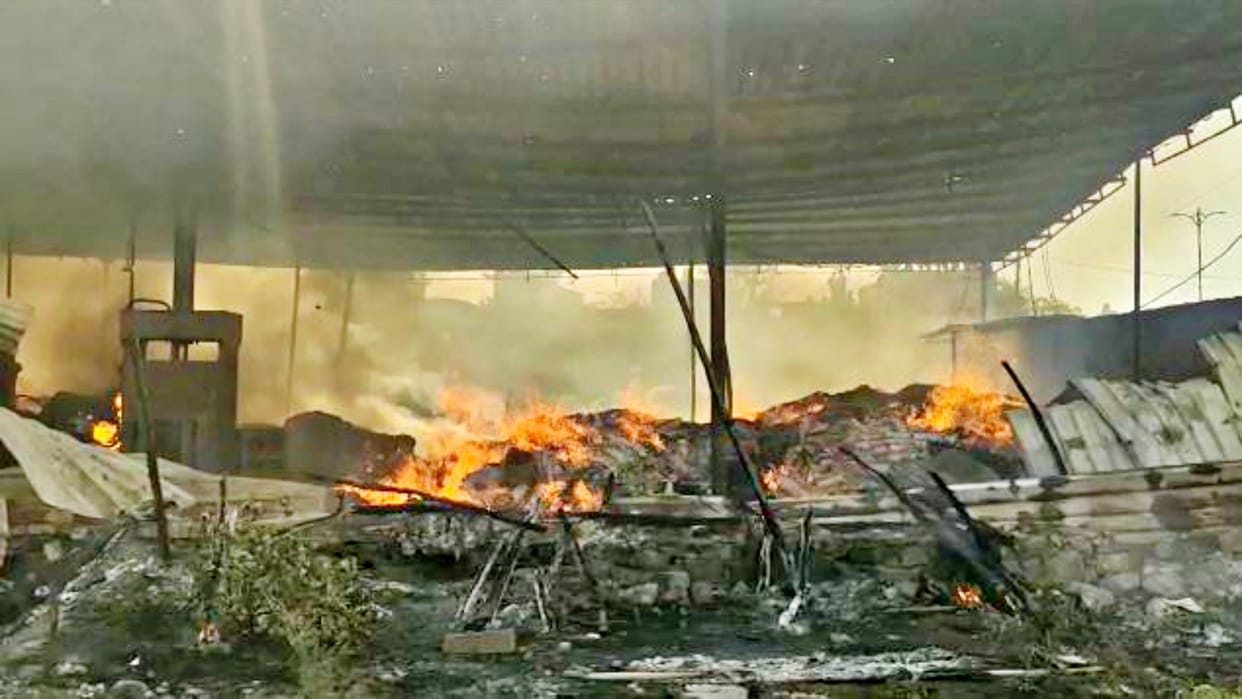 Fierce fire broke out in bamboo and cardboard godown in NEB area of Alwar
