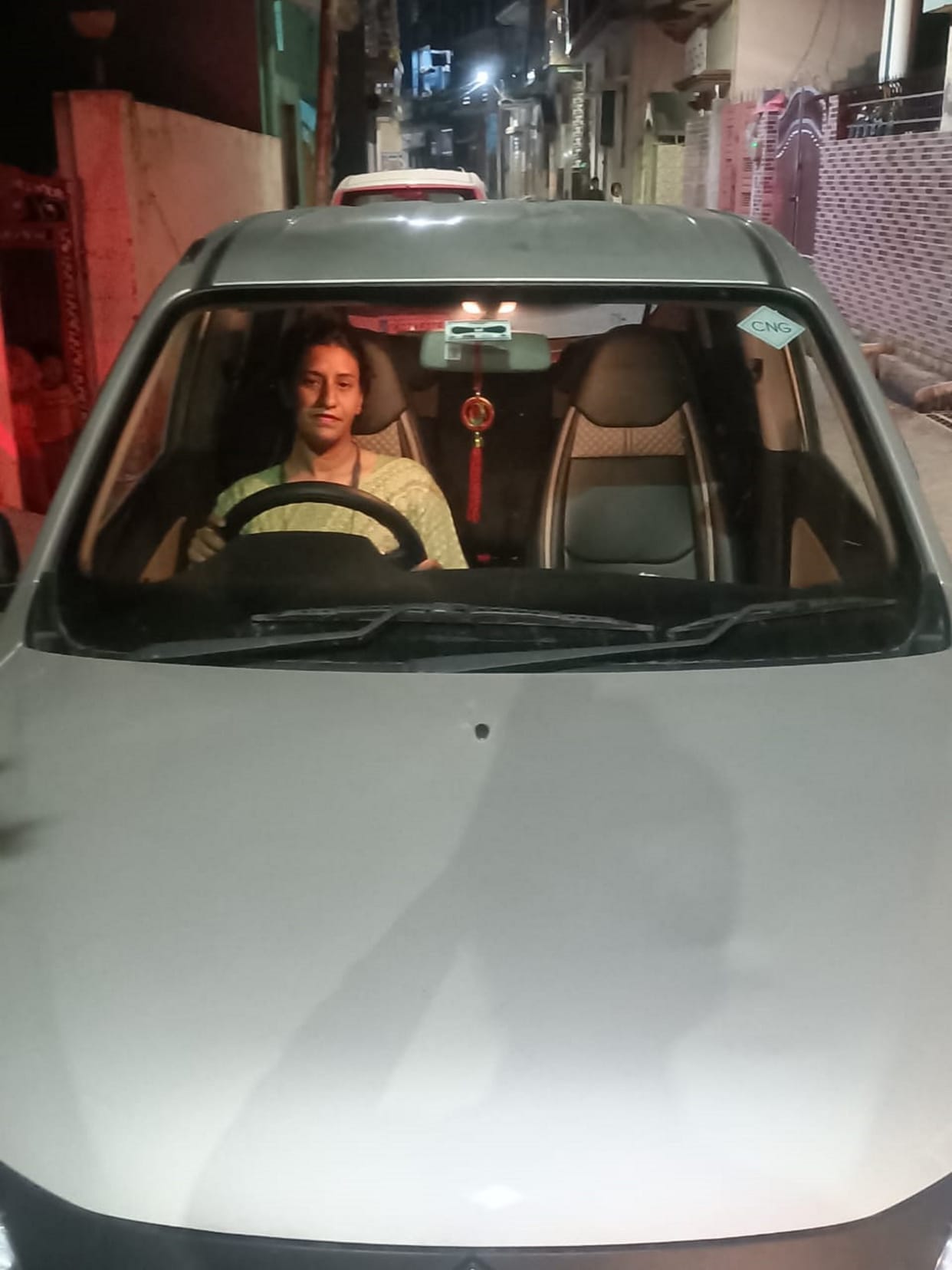 Taxi driver Imrana is new story of women self-reliance driving Ola cabs to support her family Dehradun News