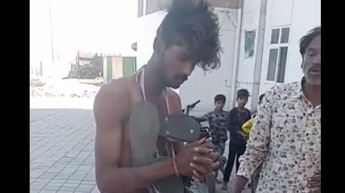 The young man was beaten naked, garlanded with slippers, folded hands, still kept beating
