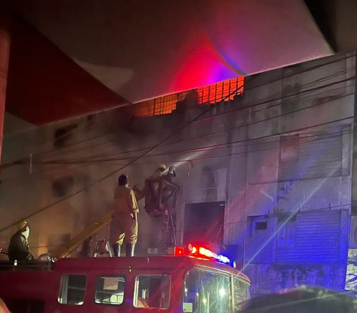 Fire in three-storey paint godown in Indore, paint cans kept exploding with explosions