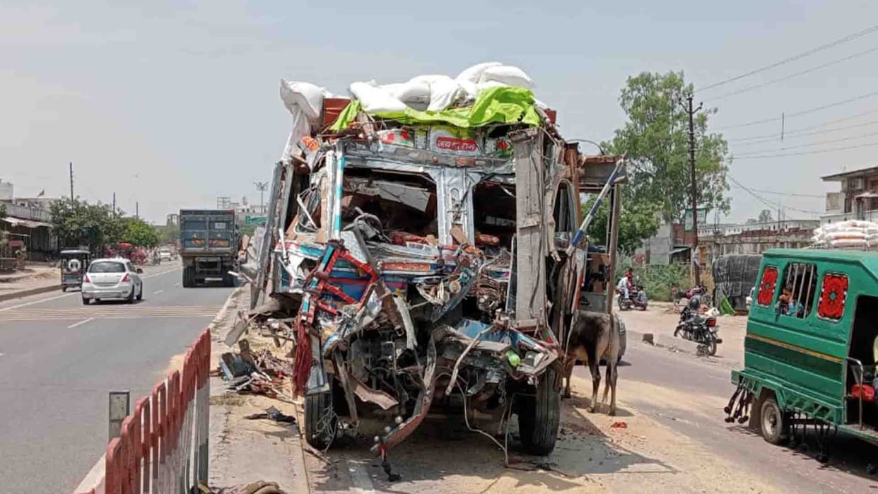 Unnao: Truck collided with dumper, driver and owner died