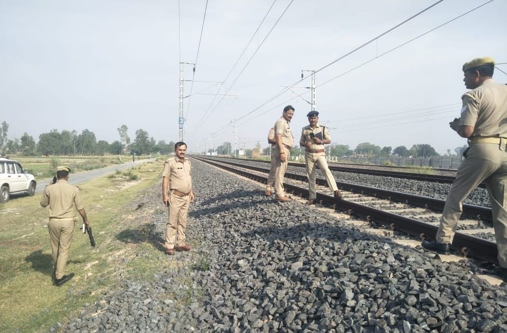 Dogs were dragging a piece of human body in Auraiya, the remains were scattered on the railway track