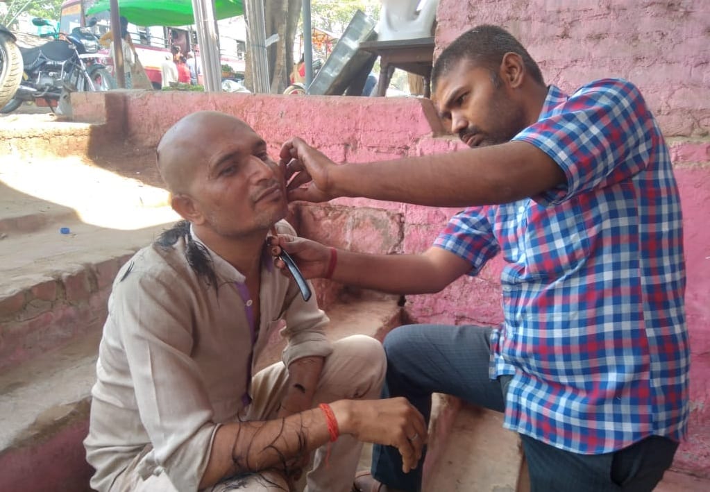 BJP leader turned his head in Banda, was angry for not getting the ticket, said  took 15 lakhs and gave the ch