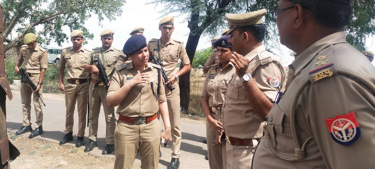 Girl found naked on the roadside in Mahoba, fear of gang rape, SP and CO started investigation
