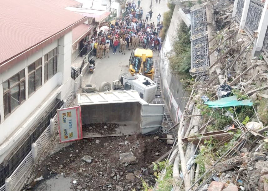 Mussoorie: Truck fell From Mall Road to Doon road two people including driver injured many vehicles damaged