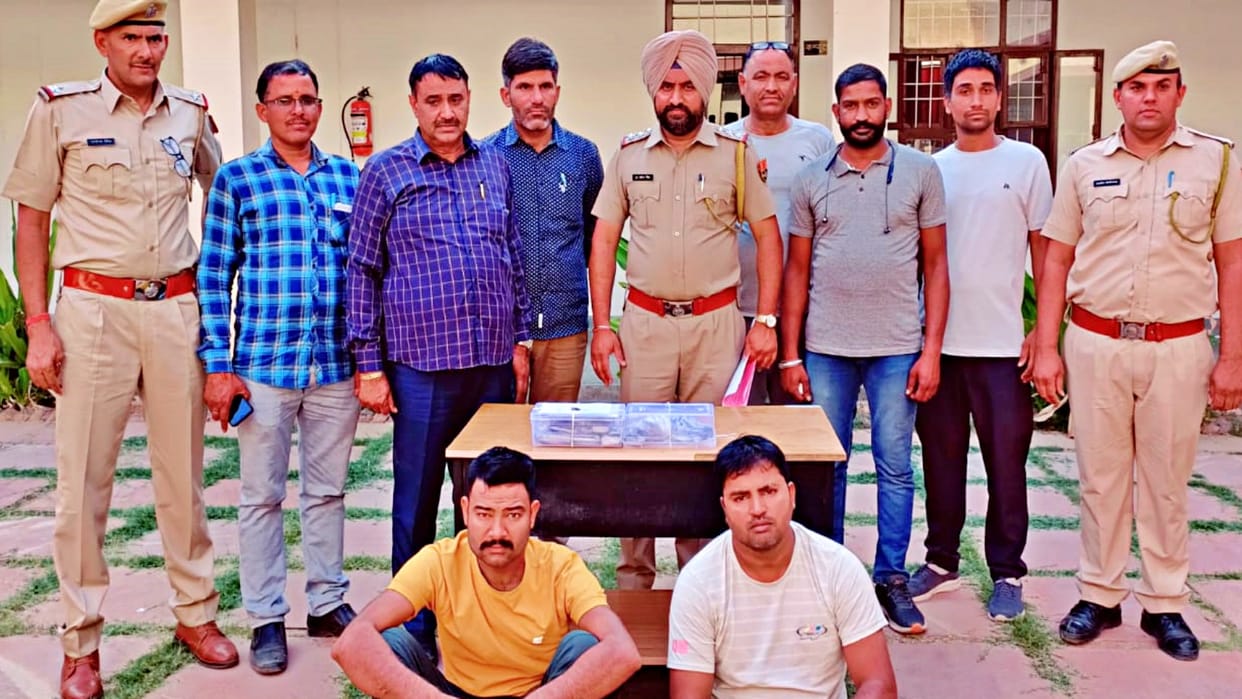 Sikar Fatehpur Kotwali police arrested two miscreants with illegal weapons
