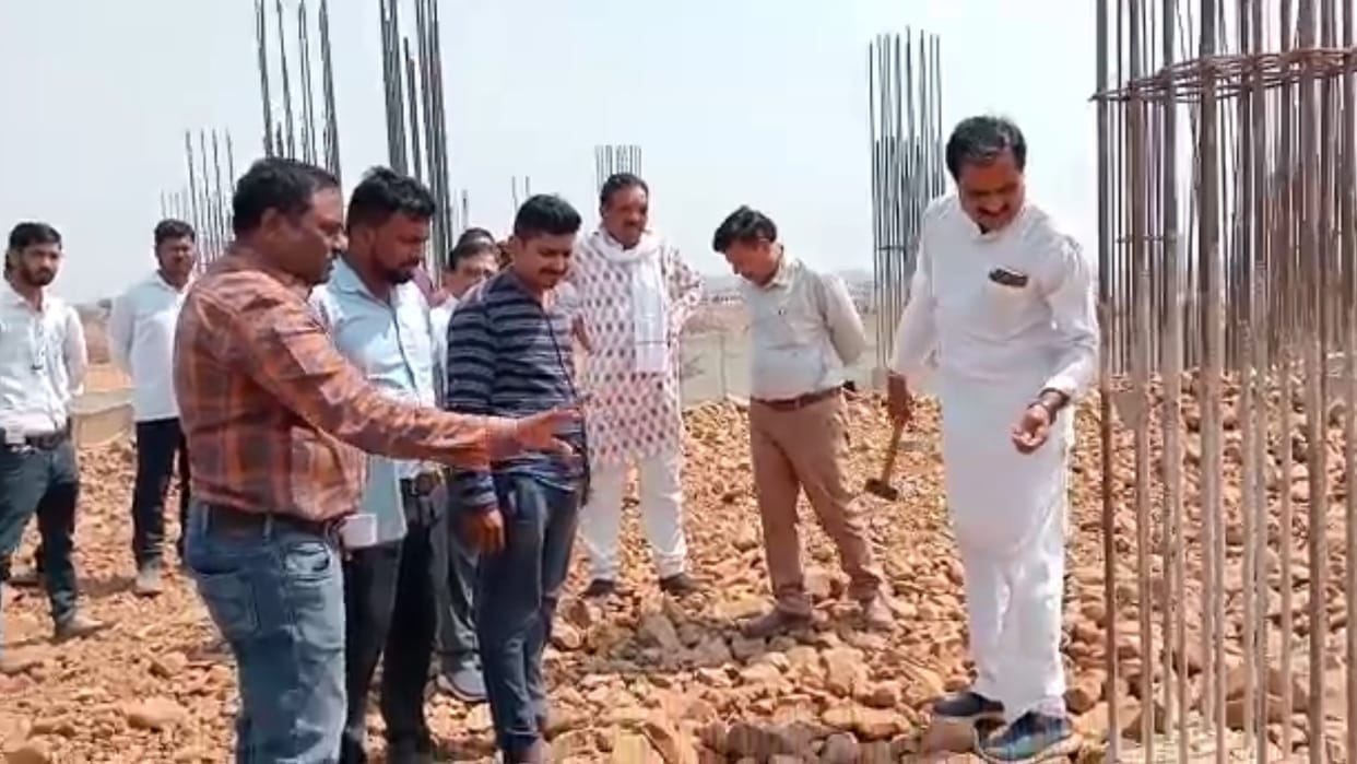 MP News: Poor construction in the medical college being built in Rajgarh, the MLA arrived with a hammer