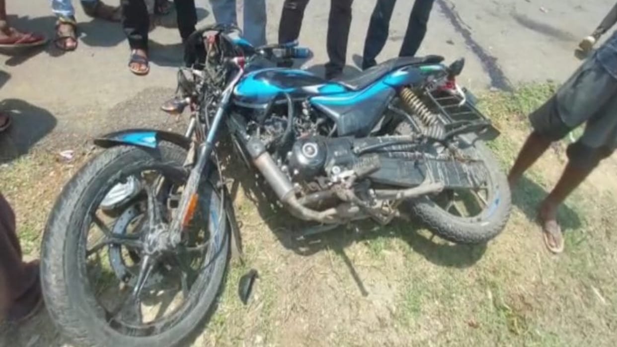 Fatehpur Accident, Direct collision of bikes on the highway, one died and two injured, body sent for postmorte