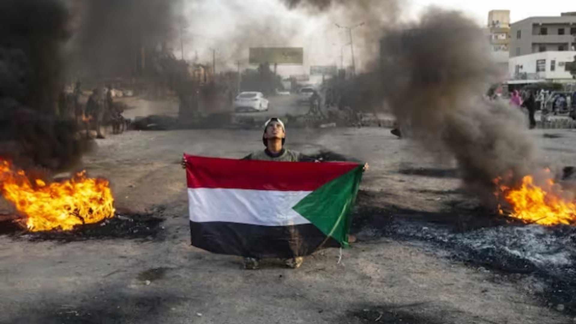 Civil war in Sudan: Army-paramilitary force fighting, bombs raining from the sky, firing on the streets