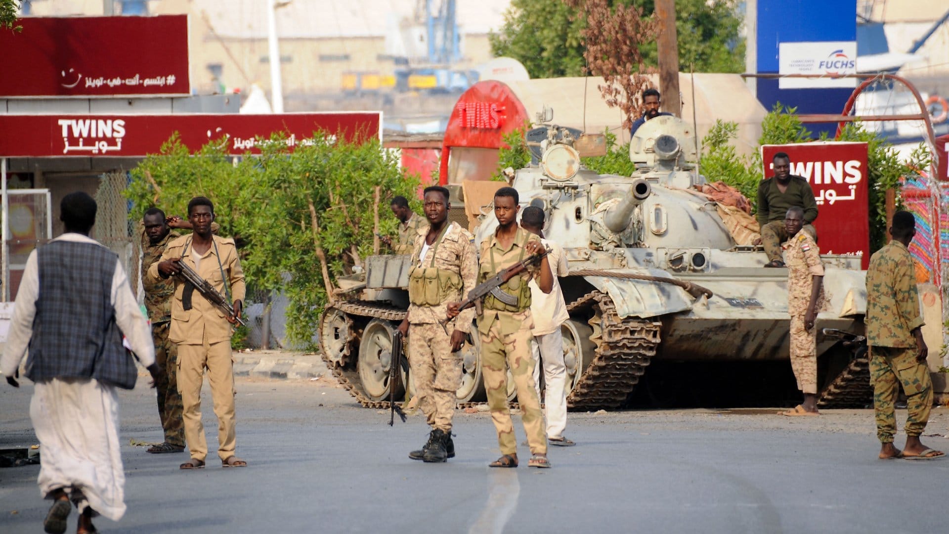 Civil war in Sudan: Army-paramilitary force fighting, bombs raining from the sky, firing on the streets