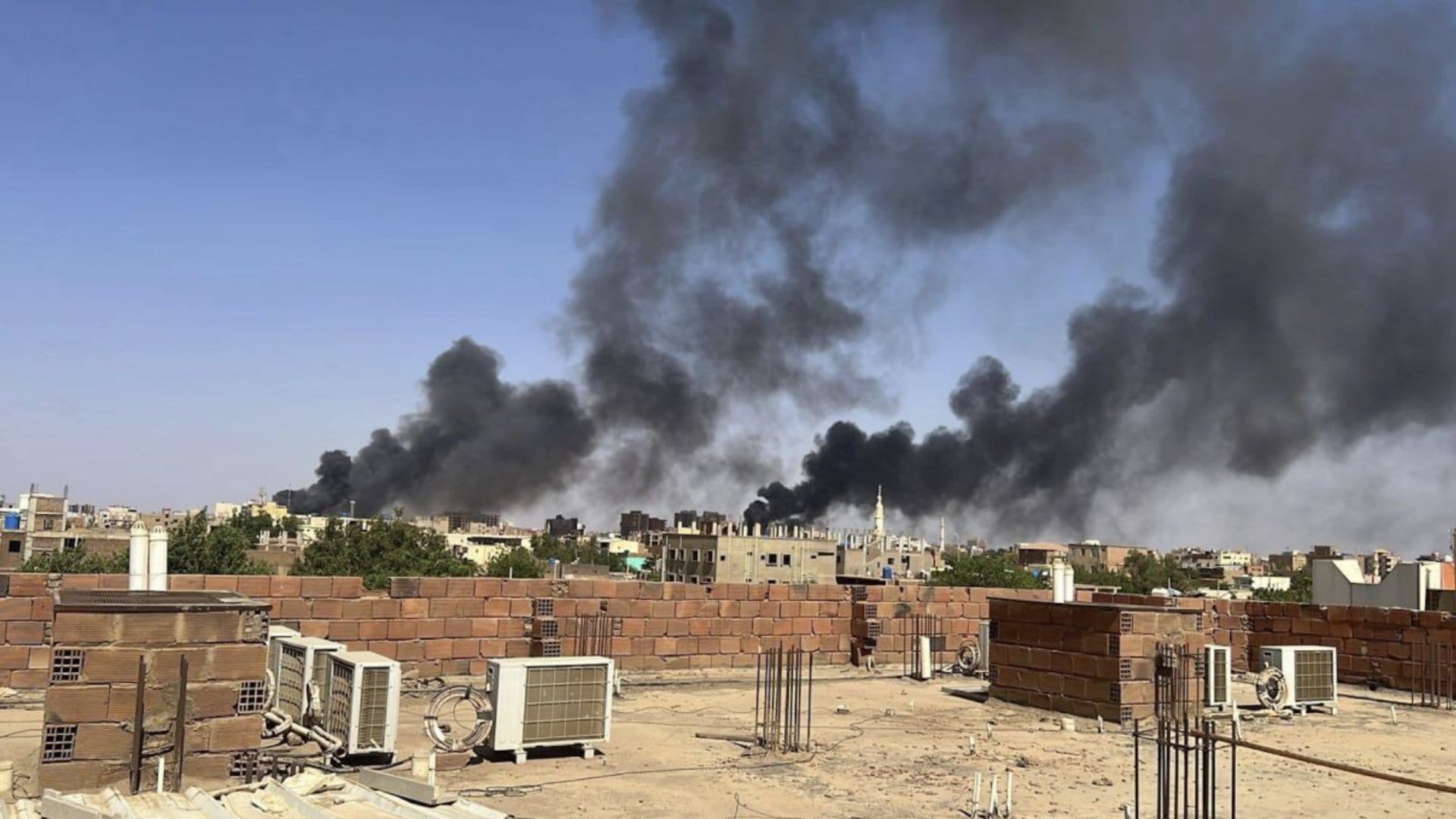 Civil war in Sudan: Army-paramilitary force fighting, bombs raining from the sky, firing on the streets