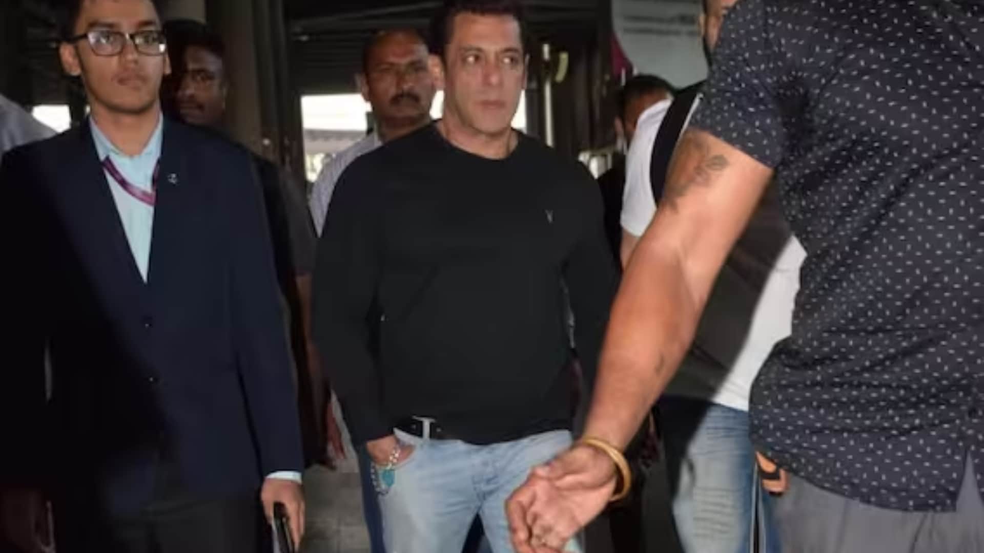 kisi ka bhai kisi ki jaan actor salman khan returns to mumbai from dubai amidst tight security goes viral see