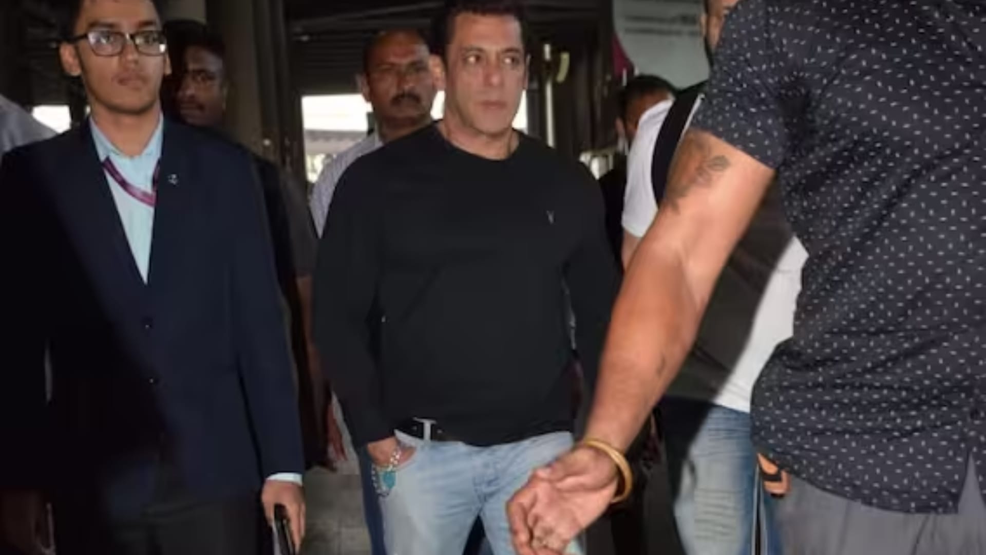 kisi ka bhai kisi ki jaan actor salman khan returns to mumbai from dubai amidst tight security goes viral see