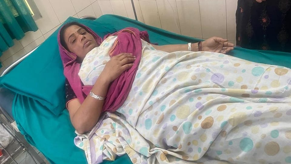 miscreants looted cash at knife point by taking duo hostage in Sunam of Punjab