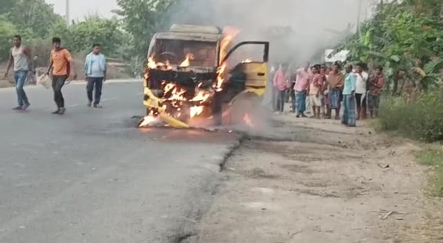 Bihar: Fire broke out in a school van full of children in Samastipur, the driver got everyone down