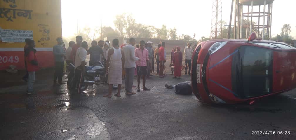 Bike rider stuck in car in Shahdol, people overturned the car and took out the injured, wife and son also inju