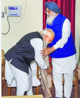 Parkash Singh Badal Died: When PM Modi touched the feet of Prakash Singh on the land of Kashi, this picture we