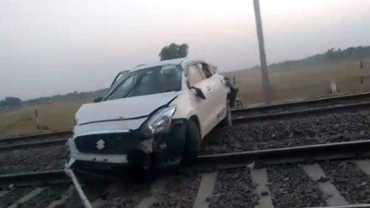 Prayagraj: The car going for election campaign came uncontrollably on the railway track, the driver died