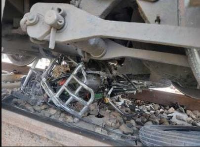 Big accident averted: The bike kept dragging for one kilometer after getting stuck in the engine of the train