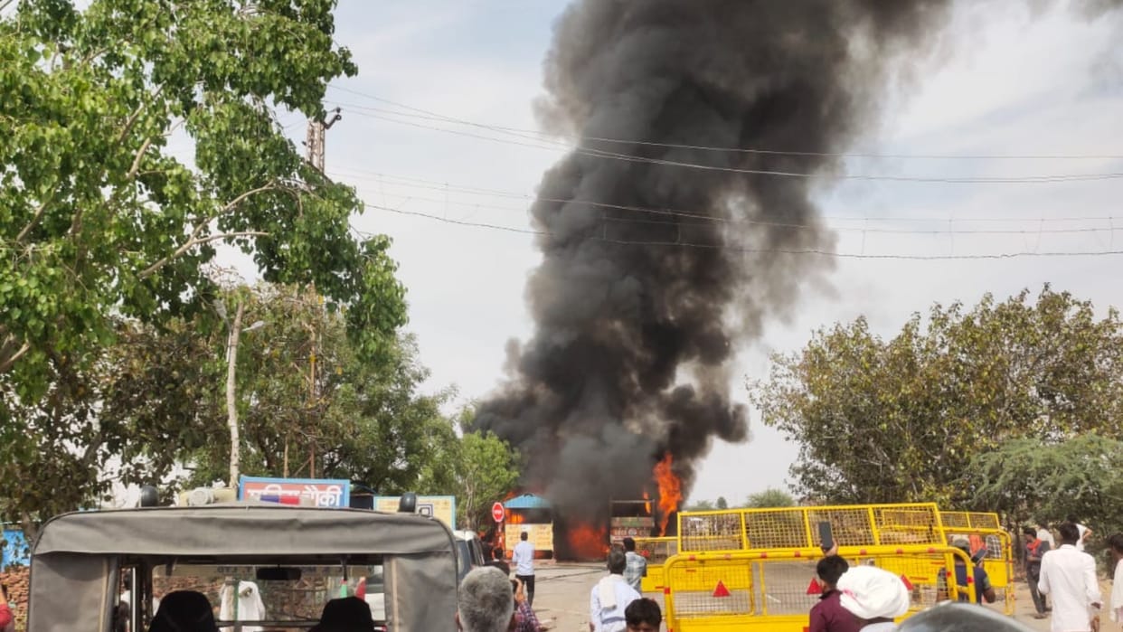 Truck burnt in Dholpur jammed on the highway for an hour