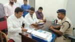 अमित शाह के खिलाफ शिकायत दर्ज कराते कांग्रेस नेता