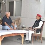 दिल्ली में लालू प्रसाद से मुलाकात करने पहुंचे अखिलेश यादव।