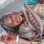 संघर्ष के दौरान घायल महिला