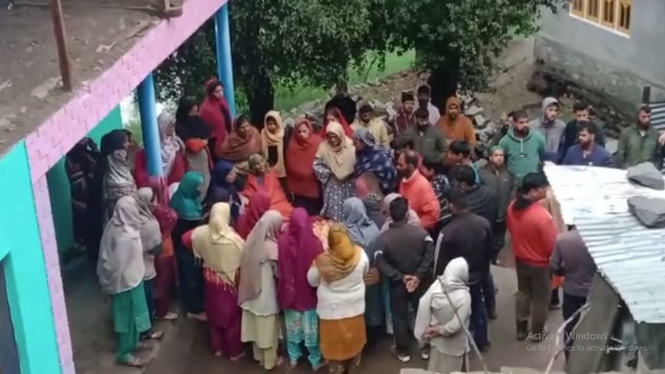 Jammu: A heavy stone fell on the house from the hill in Kishtwar, one died