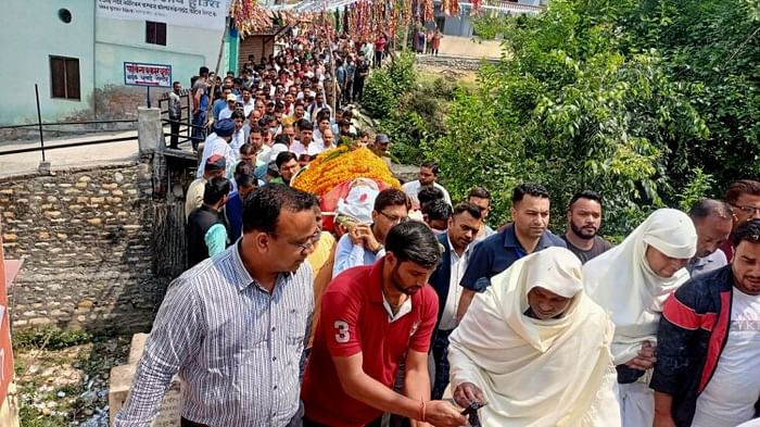 Uttarakhand: कैबिनेट मंत्री चंदन राम दास को अंतिम विदाई, श्रद्धांजलि देने पहुंचे मुख्यमंत्री धामी सहित कई नेता Uttarakhand cabinet minister Chandan Ram Das Funeral in Bageshwar Many leaders including CM Dhami Reached