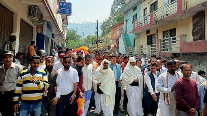 Uttarakhand: कैबिनेट मंत्री चंदन राम दास को अंतिम विदाई, श्रद्धांजलि देने पहुंचे मुख्यमंत्री धामी सहित कई नेता Uttarakhand cabinet minister Chandan Ram Das Funeral in Bageshwar Many leaders including CM Dhami Reached