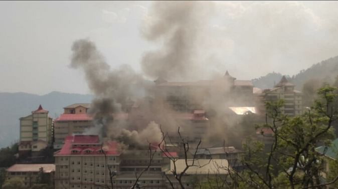IGMC अस्पताल की कैंटीन में गैस सिलिंडर फटने से लगी आग, अस्पताल में बना अफरातफरी का माहौल