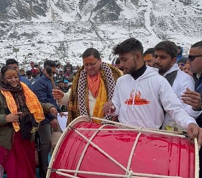 Indore:केदार नाथ के पट खुलते ही गूंजे इंदौरी ढोल, 40 ढोल वादकों ने बनाया वर्ल्ड रिकार्ड Ganju Indori Dhol, 40 drummers created world record as soon as the doors of Kedar Nath opened