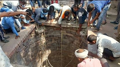 dead body of youth was found descending in well who missing for five days In Agra