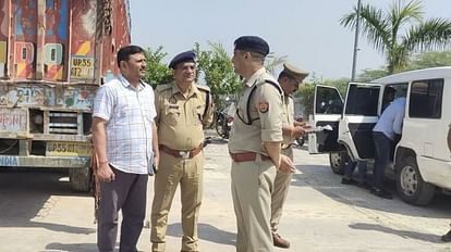 Unnao: पेट्रोल पंप पर फायरिंग कर लूटे ढाई लाख, CCTV में कैद हुई घटना, पुलिस बोली- परिचित का हाथ होने की आशंका Two and a half lakh looted by firing at petrol pump in Unnao, incident captured in CCTV